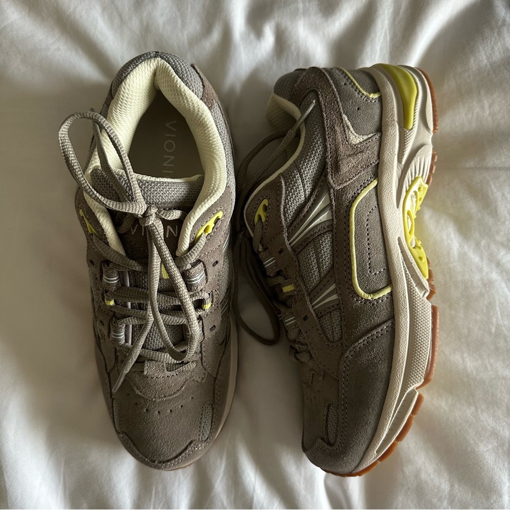 Vionic Sneakers - Picture 4 of 6